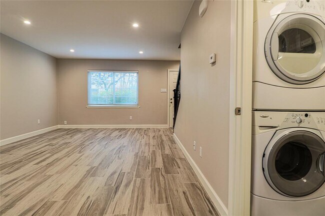 Building Photo - 2744 Briarhurst Dr