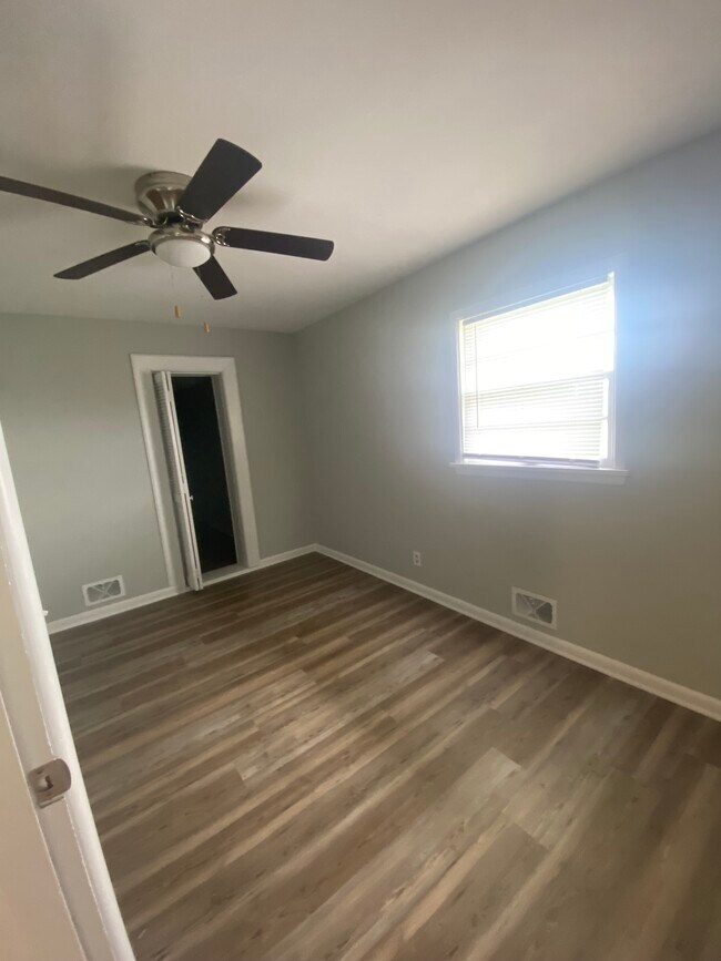 Building Photo - 919 George Madison Dr