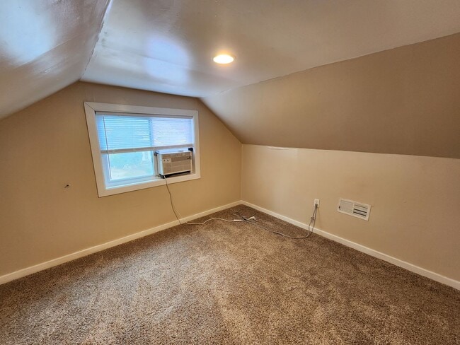 Building Photo - 3 Bedrooms, 1.5 Bath Brick Bungalow with Basement & Large Yard.  Close to UofL.