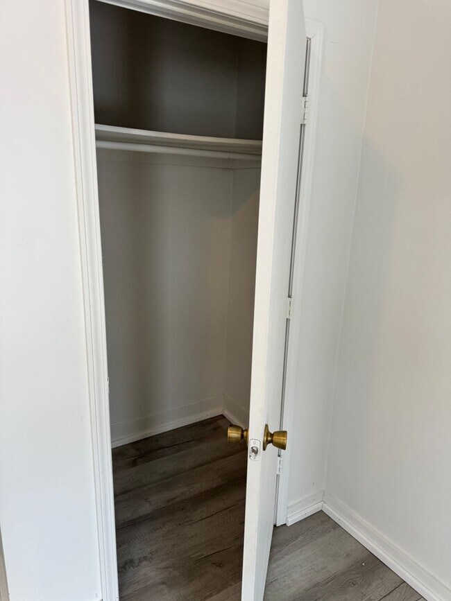 Building Photo - 2 bedroom 1 bath single family home. Freshly painted with new flooring .