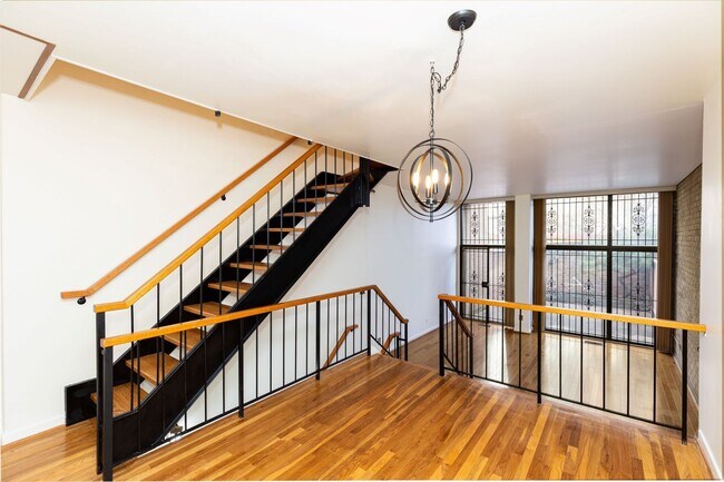 Building Photo - Large SW DC Townhome with Parking