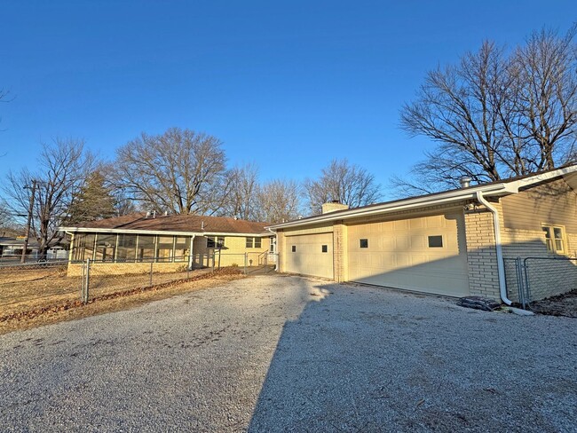 Building Photo - 6 Car Garage! Beautifully Remodeled 3 Bedr...