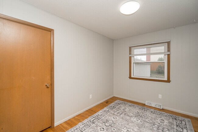 Building Photo - 106 NE Grant St