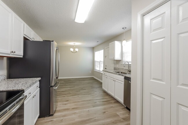 Building Photo - 10125 Illoria Dr