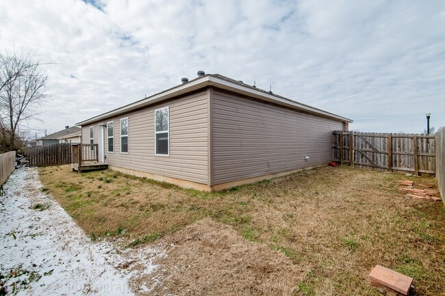 Building Photo - Well-Kept 3 BR home Near Walmart and Schools!
