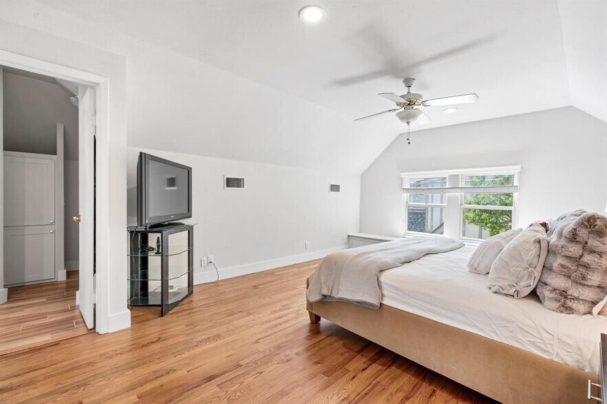 Building Photo - Room in Apartment on Lakeshore Dr