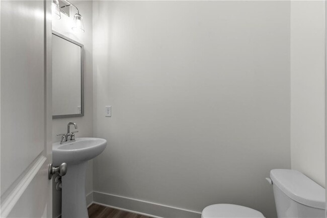 Building Photo - 2527 Riverside Rd