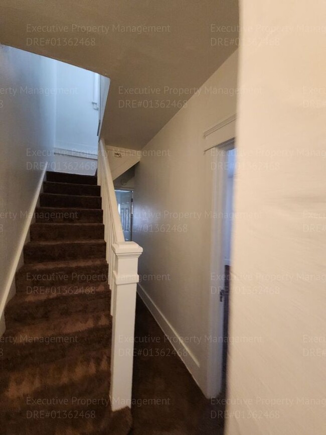 Building Photo - Move in ready. 3 bedrooms/ 1.5 bath, yard,...