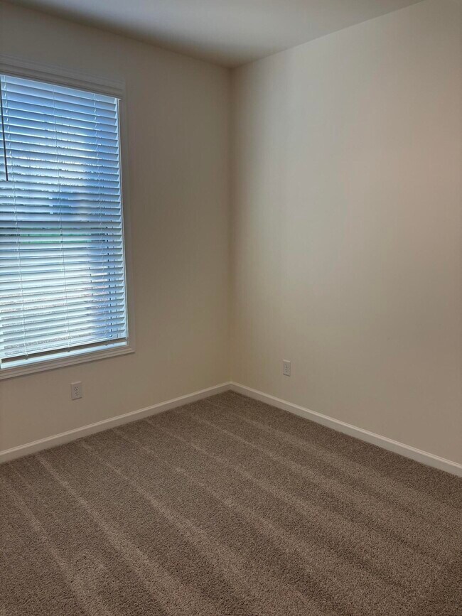 Building Photo - 370 Acorn St