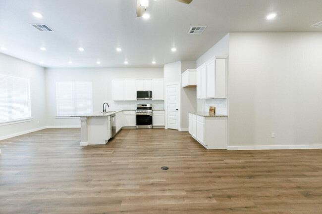 Building Photo - 10605 Beaufort Ave