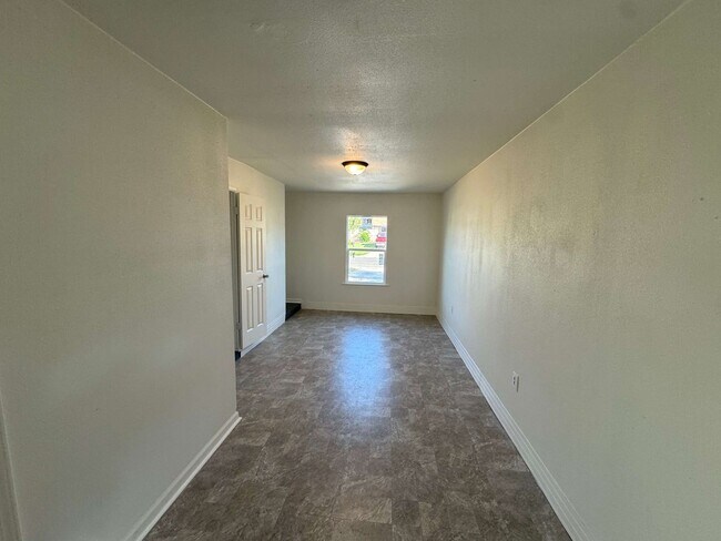 Building Photo - Spacious and recently remodeled 3 bedroom, 2 bathroom home located in a quiet neighborhood in Cop...
