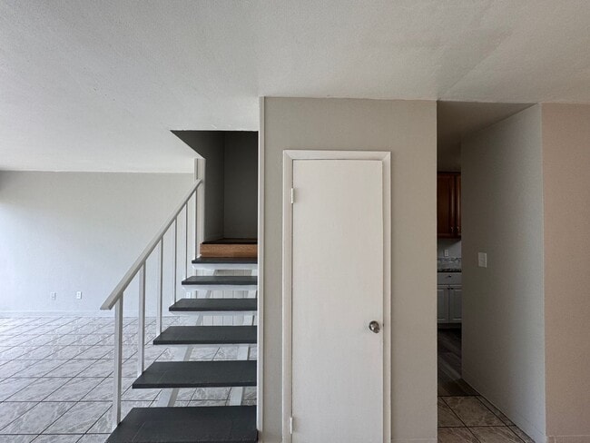 Building Photo - "Second Month of Rent FREE" Charming 2 Bed...