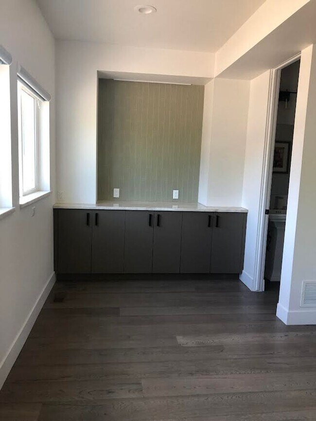 Building Photo - Beautiful 3 Bed, 4 Bath Home, Stunning Views from Rooftop Deck, D-12, close to DT and Military