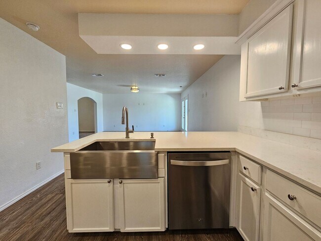 Building Photo - BRAND NEW FLOORING - AVAILABLE & MOVE-IN READY!