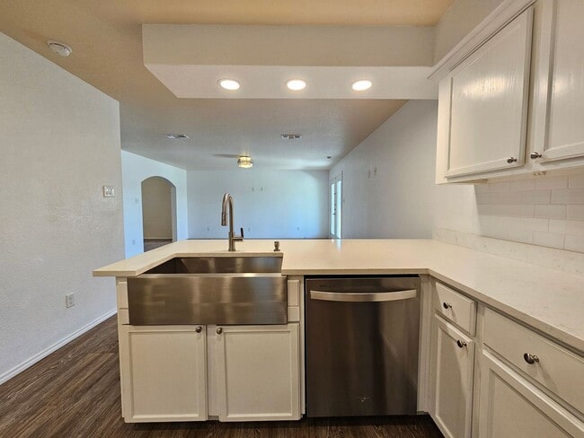 Building Photo - SECTION 8 ACCEPTED - BRAND NEW FLOORING - AVAILABLE & MOVE-IN READY!