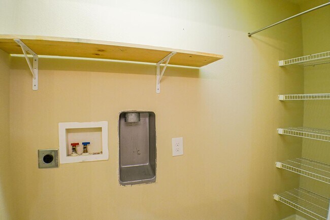 Building Photo - Spacious Townhouse in a Gated community in...