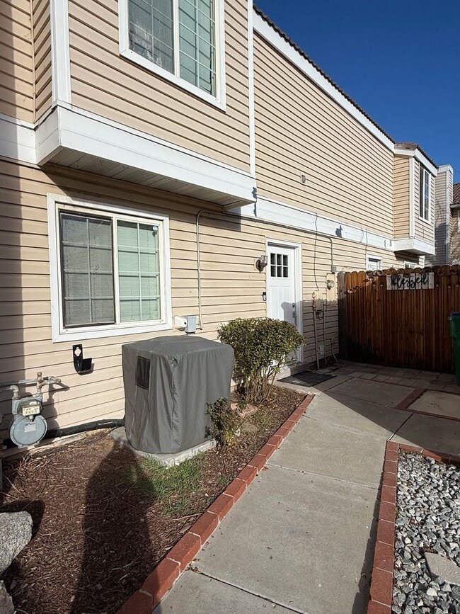 Building Photo - 1028 Bradley Square