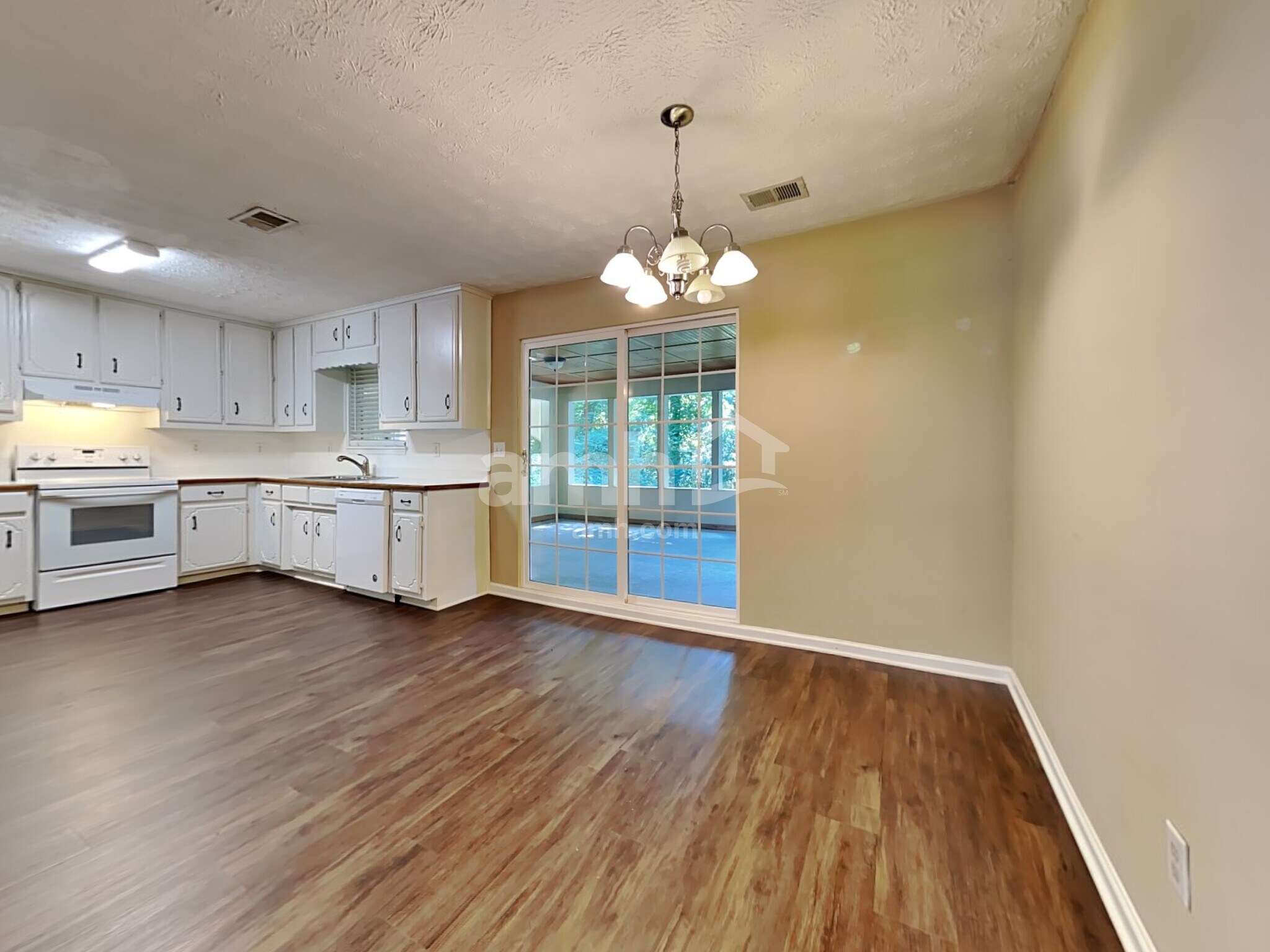 Building Photo - 685 Oxford Hall Dr SW