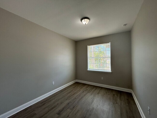 Building Photo - Renovated 3 Bedroom, 2 Bath Duplex Home in...