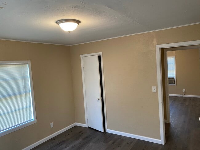 Building Photo - 300 W 12th St