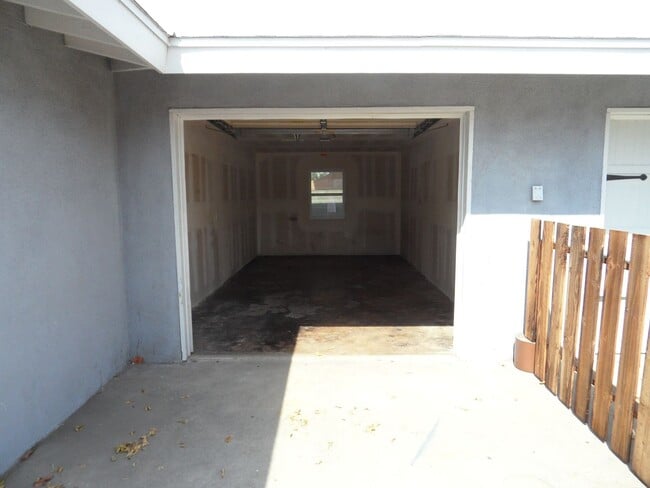 Building Photo - 300 1/2-204 1/2 E Mills Dr