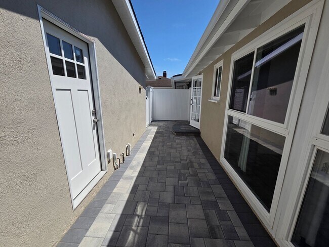 Building Photo - 4+2 Single Family home on desirable Ventura street Near Hospital