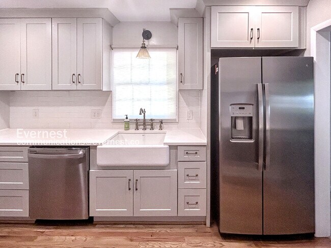 Building Photo - 3 Bed, 2 Bath Home with Garage / Pet-Friendly / Coming Soon!