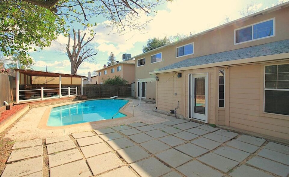 Building Photo - 2255 La Grama Dr