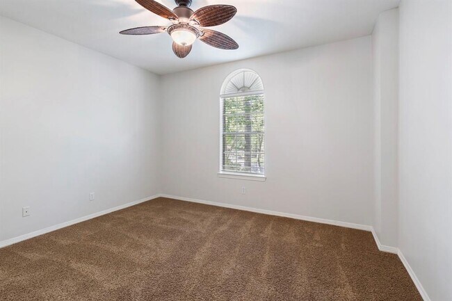 Building Photo - 7 Tamarind Pl
