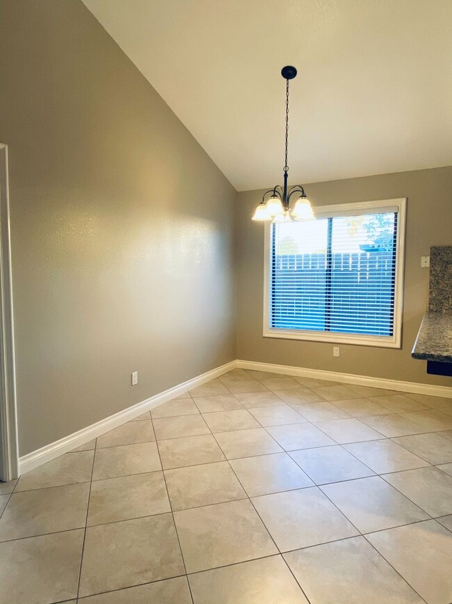 Building Photo - AVAILABLE NOW!!