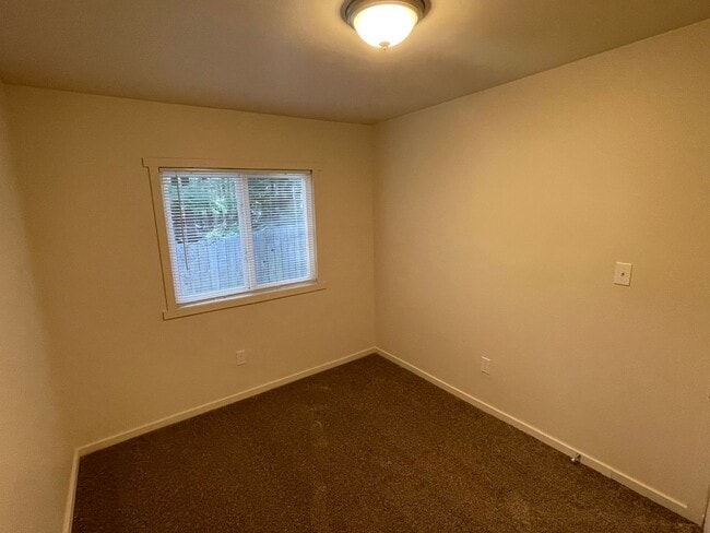 Building Photo - ***PENDING APPLICATION***Lovely 3 Bedroom Home out of Town!