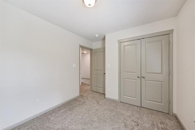 Building Photo - 914 Shady Ln
