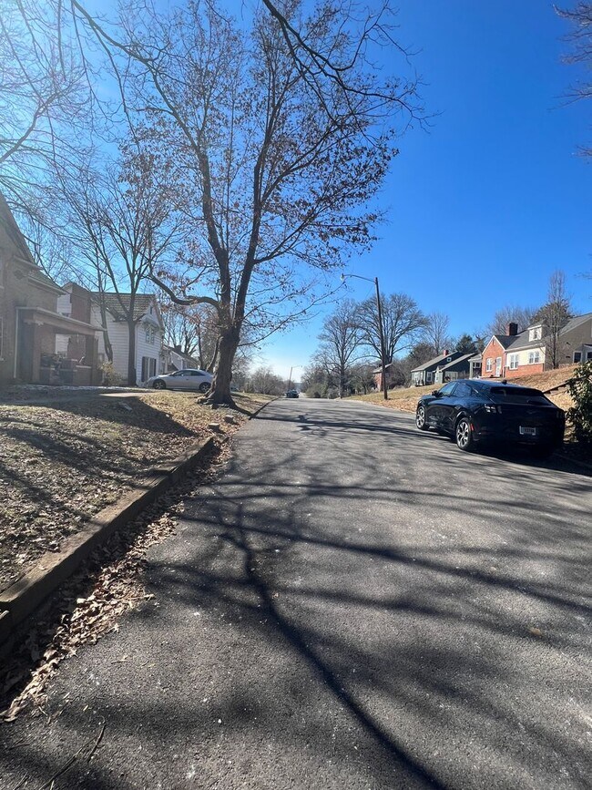 Building Photo - Classic Brick bungalow in the Heart of Bristol Virginia. Property has been freshly painted and is...