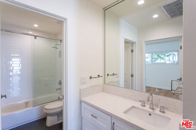 Building Photo - 5400 W 82nd St