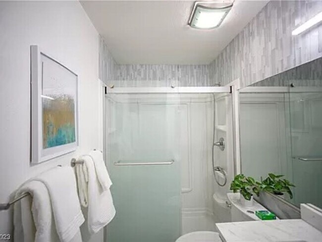 Building Photo - 1 YEAR LEASE FURNISHED OR UNFURNISHED, SHORT TERM 3 MONTH MINIMUM ALSO AVAILABLE