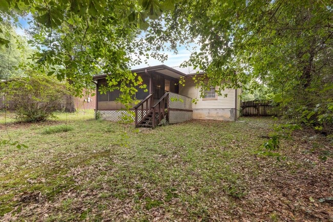 Building Photo - AVAILABLE IN OCTOBER! 2 beds 1 bath