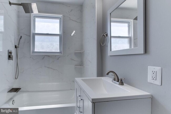 Building Photo - 1227 Tyler Ave