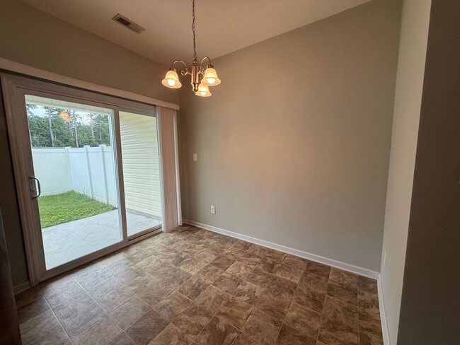 Building Photo - Beautiful 2 bedroom, 2.5 bath Town House