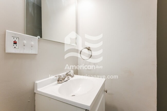 Building Photo - 519 McClintock Ave