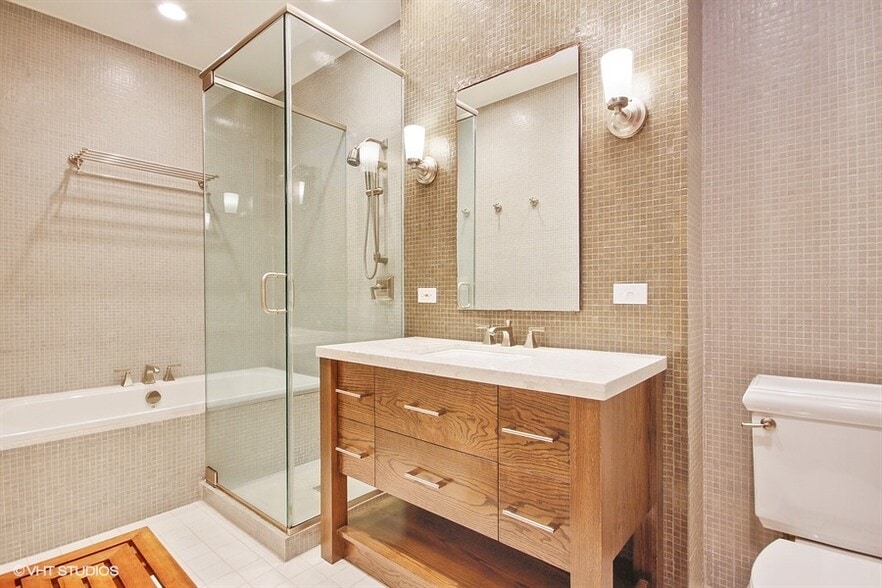 Brompton Apts - Main Bathroom - 725 W Brompton Ave