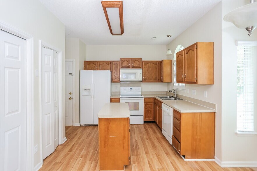 Building Photo - 7300 Scarlet Runner Dr
