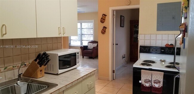 Building Photo - 2787 SW 34th Ct