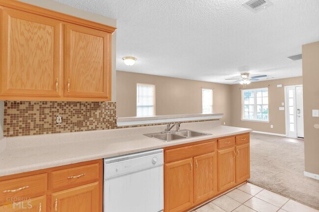 Building Photo - Charming 3 bedroom 2 bath Ranch style home...