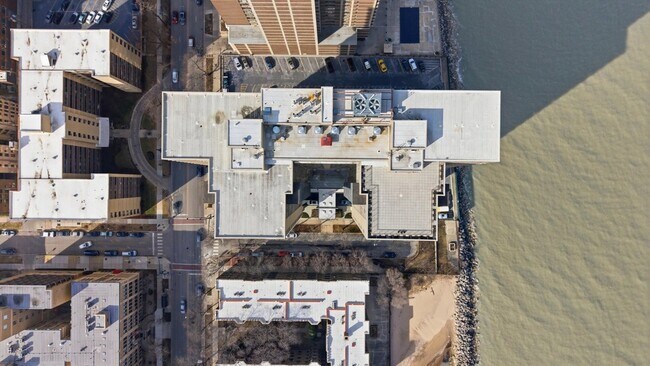 Building Photo - 6301 N Sheridan Rd