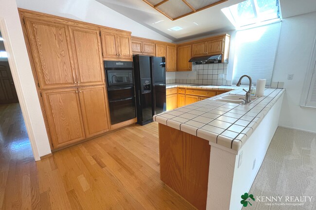 Building Photo - Stunning 3 Bedroom, 2 Bathroom Home in San Carlos