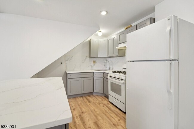 Building Photo - 109 S Orange Ave