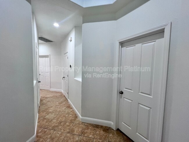Building Photo - 1030 E Royal Dornoch Ave