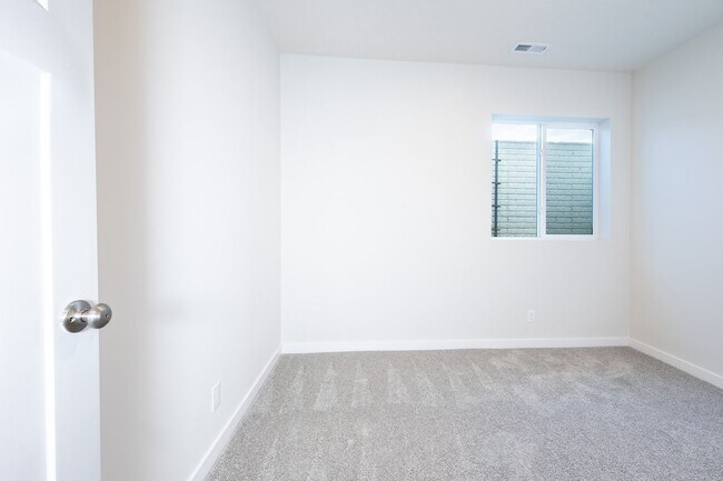 Building Photo - Stunning New Built 5 Bed Duplex!