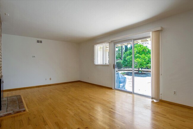 Building Photo - Great Location 3BD Home with Wood Floors &...