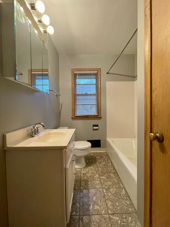 Building Photo - Amazing 3 bedroom house in Maplewood.